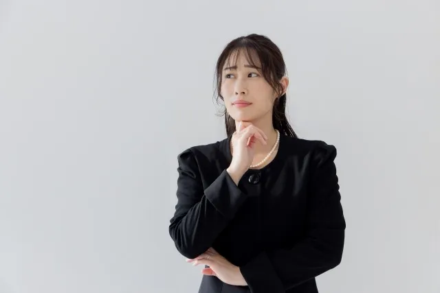 葬儀で供花を手配する際の費用相場やマナーを詳しく解説